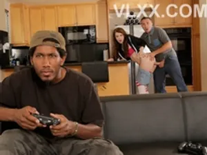 Chồng tôi không có nhà, cô gái trẻ hư hỏng thích thú khi bị tôi địt ở nhà