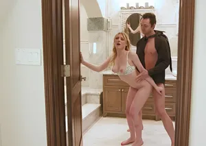 Cô đồng tính nữ xinh đẹp đẩy người tình vào góc và dùng ngón tay để đạt cực khoái