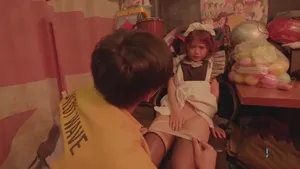 Người Trung Quốc không nói dối người Trung Quốc. Họ chỉ quan hệ với dì thôi. Đêm khuya, họ hẹn gặp những cô gái trẻ có gia đình tốt. Chị em mặc tất hở và quan hệ tình dục