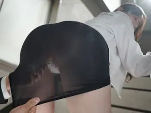 Cô gái làm việc theo giờ tại tiệm làm đẹp đã từ chối đến và cuối cùng bị cưỡng hiếp. Ngực cô bị đùa giỡn và âm đạo của cô bị cưỡng hiếp một cách thô bạo, điều này thực sự rất thú vị...