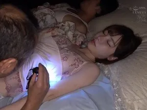 Bố anh xã hiếp luôn vợ của con trai khi bị phát hiện lấy đồ người yêu của con trai thủ dâm